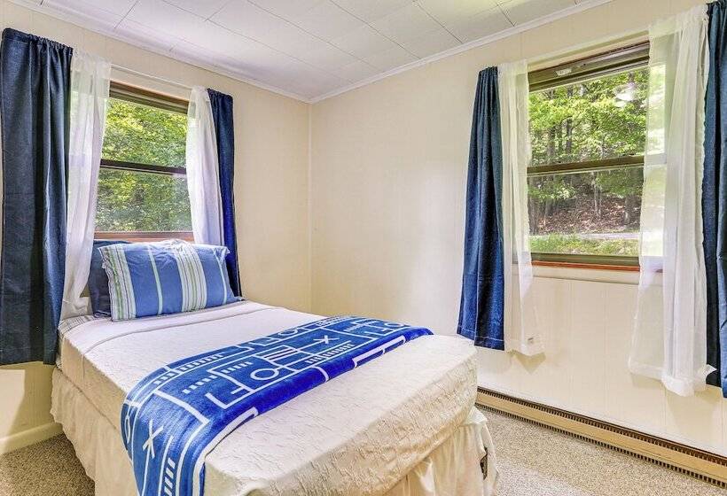 Spacious Lake Ariel Cabin W/ Deck + Pool Access!