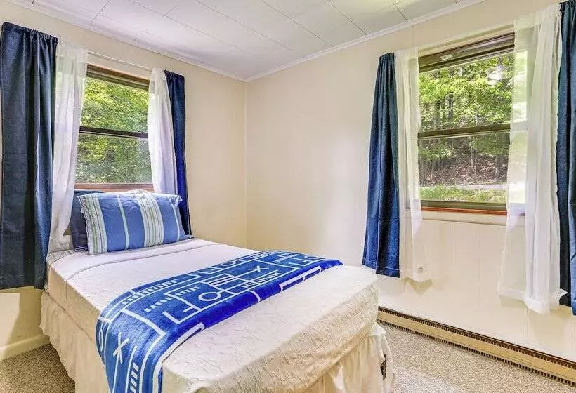 Spacious Lake Ariel Cabin W/ Deck + Pool Access!