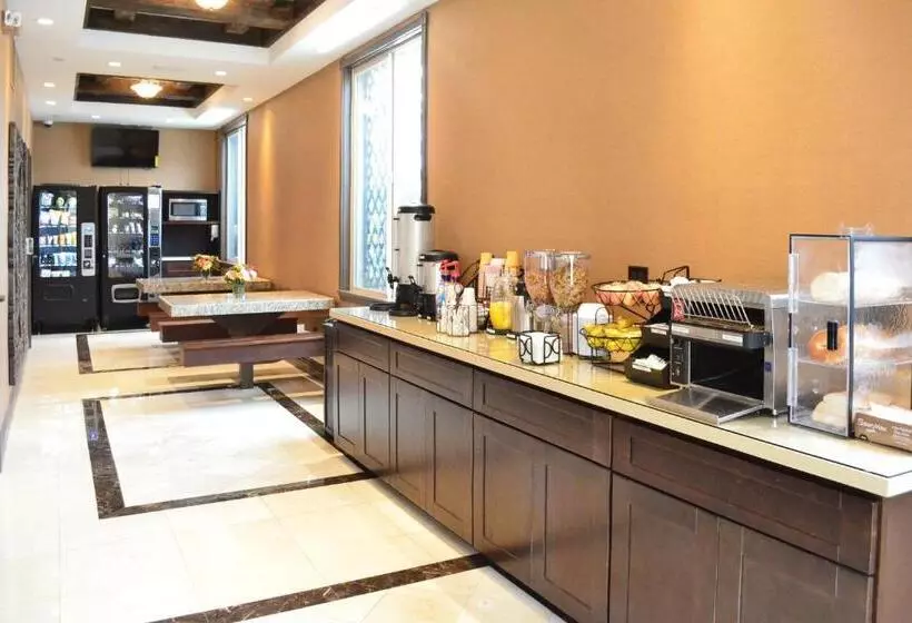 Hotelli Tuscan Garden Inn