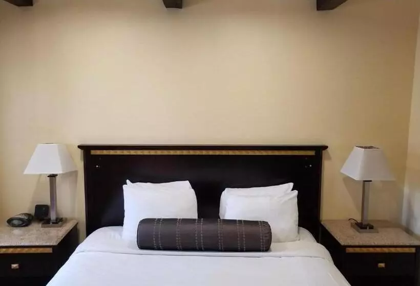 Hotelli Tuscan Garden Inn