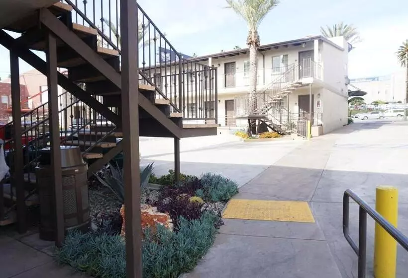 Hotelli Tuscan Garden Inn
