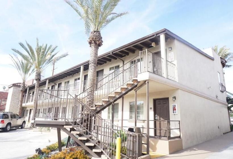 בית מלון כפרי Tuscan Garden Inn