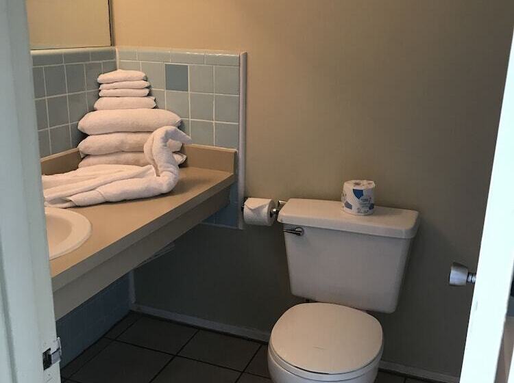 فندق على الطريق Admiral Motor Inn