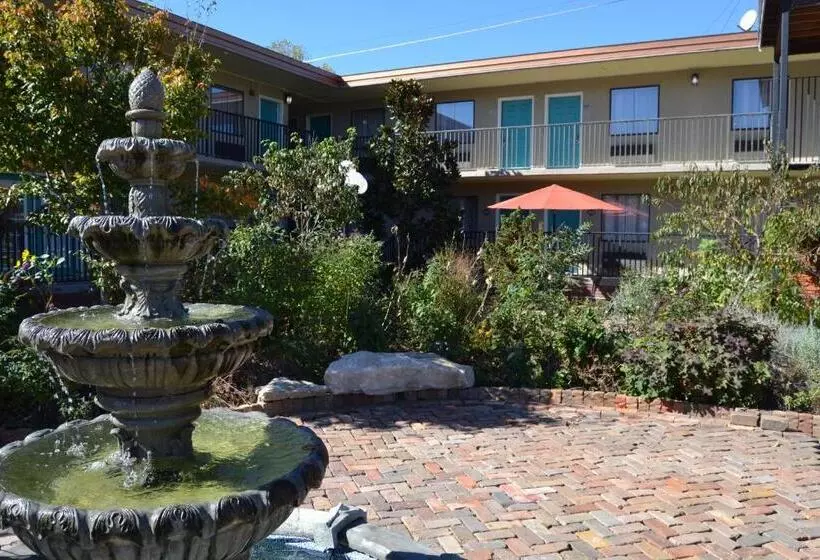 モーテル Cascades Inn