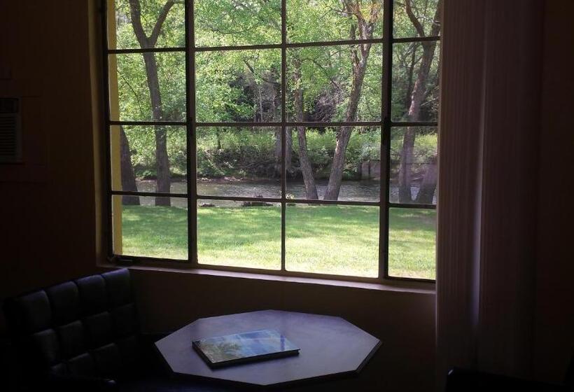 Мотель Two Rivers Lodge