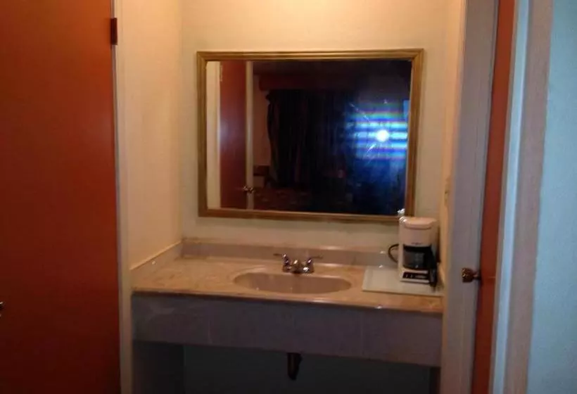 Twin Spruce Motel