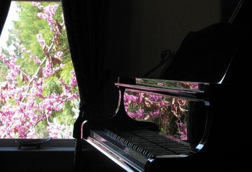 Yosemite Rose Bed And Breakfast