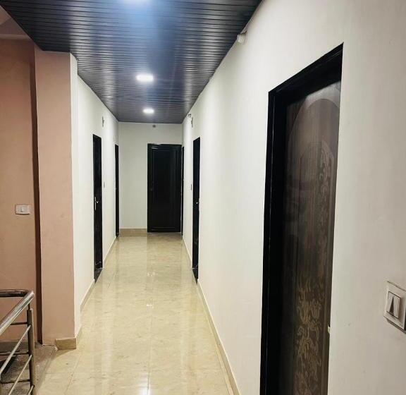 هتل Airport Sapphire Palace 3