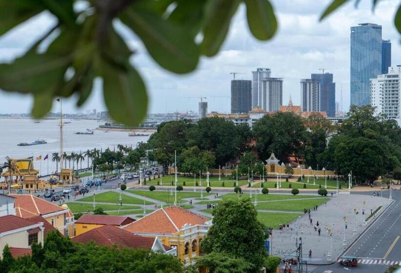 호텔 The Frangipani Living Arts Palace