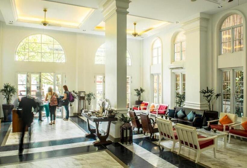 호텔 The Frangipani Living Arts Palace