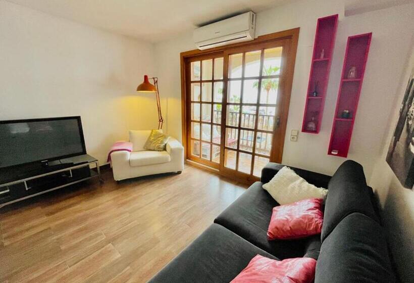 بنسيون Ensuite Double Room With Balcony In Shared Apartment In Center Of Santa Eularia With Sea View And Cl