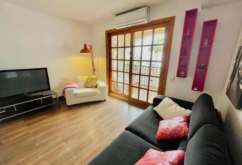 ペンション Ensuite Double Room With Balcony In Shared Apartment In Center Of Santa Eularia With Sea View And Cl