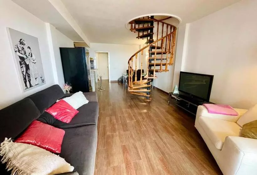 ペンション Ensuite Double Room With Balcony In Shared Apartment In Center Of Santa Eularia With Sea View And Cl