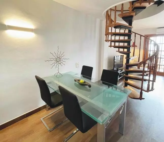ペンション Ensuite Double Room With Balcony In Shared Apartment In Center Of Santa Eularia With Sea View And Cl
