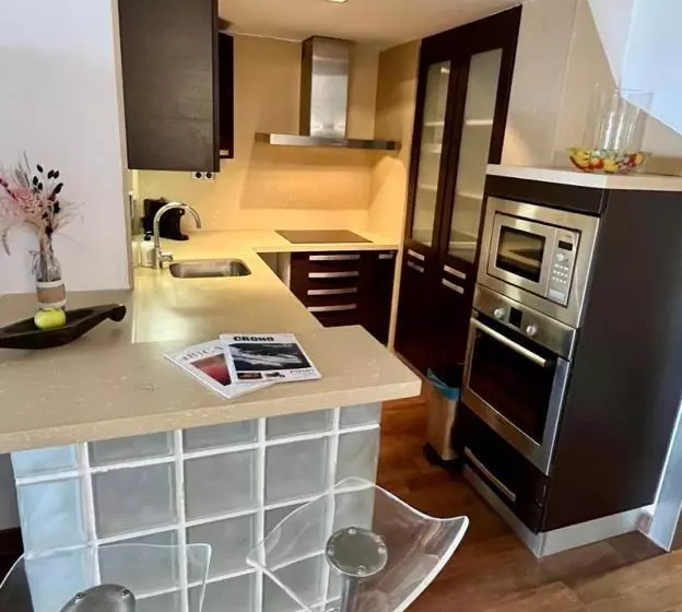 ペンション Ensuite Double Room With Balcony In Shared Apartment In Center Of Santa Eularia With Sea View And Cl