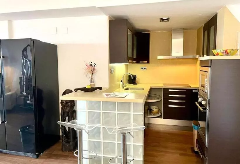 ペンション Ensuite Double Room With Balcony In Shared Apartment In Center Of Santa Eularia With Sea View And Cl