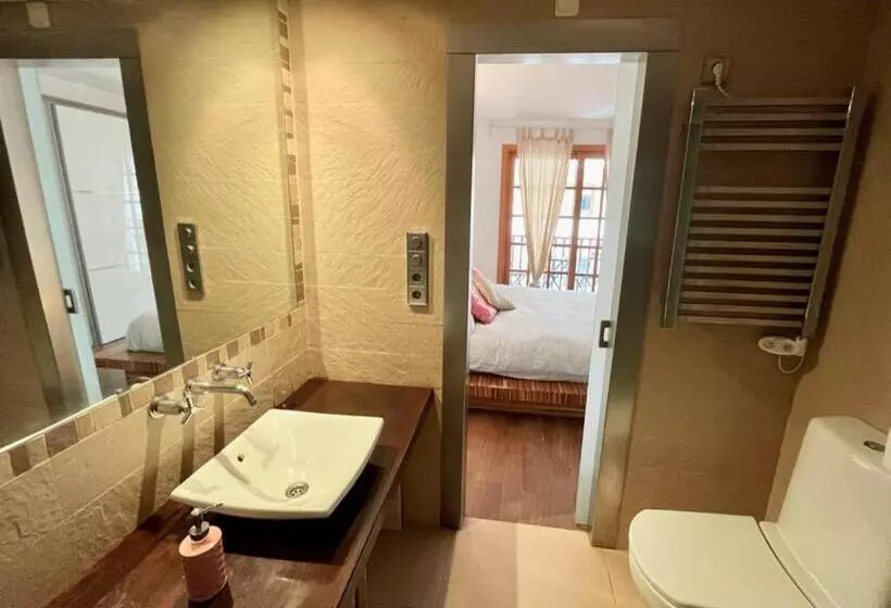 ペンション Ensuite Double Room With Balcony In Shared Apartment In Center Of Santa Eularia With Sea View And Cl