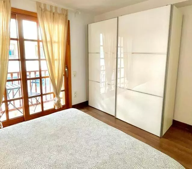 ペンション Ensuite Double Room With Balcony In Shared Apartment In Center Of Santa Eularia With Sea View And Cl