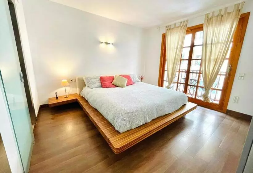 ペンション Ensuite Double Room With Balcony In Shared Apartment In Center Of Santa Eularia With Sea View And Cl