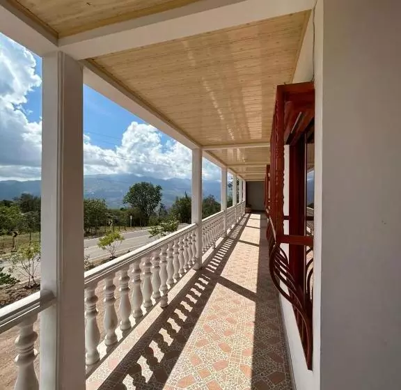 ホテル Balcon De Los Alpes Plus