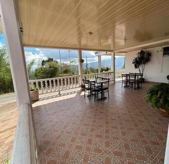 ホテル Balcon De Los Alpes Plus