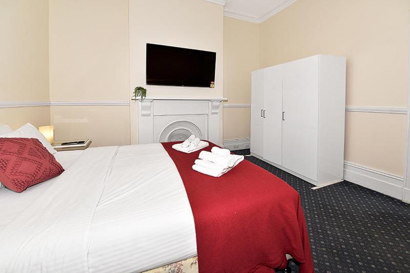 Pensió 206dr2 & 3 Large Rooms In Carlton 2br Apt! Ac, Smart Tv, Pkg!