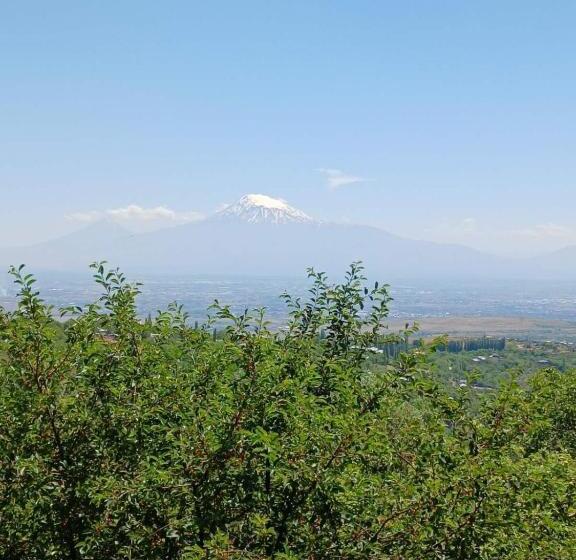 پانسیون Madoyans Rest House