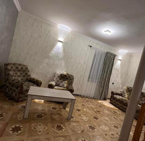 پانسیون Madoyans Rest House