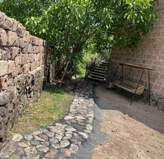 پانسیون Madoyans Rest House