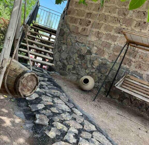 پانسیون Madoyans Rest House