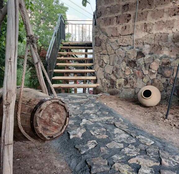 پانسیون Madoyans Rest House