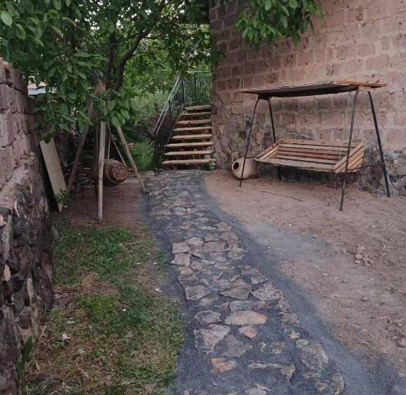 پانسیون Madoyans Rest House