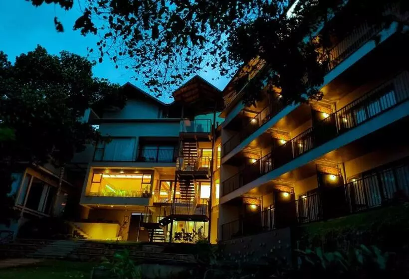 Lomakeskus Sterling Lontano Waterfront Wayanad