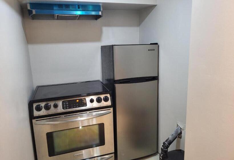 Pensionat Cozy Room Basement With Separate Entrance