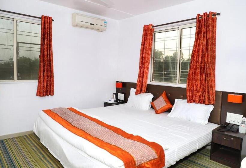 Отель Asian International