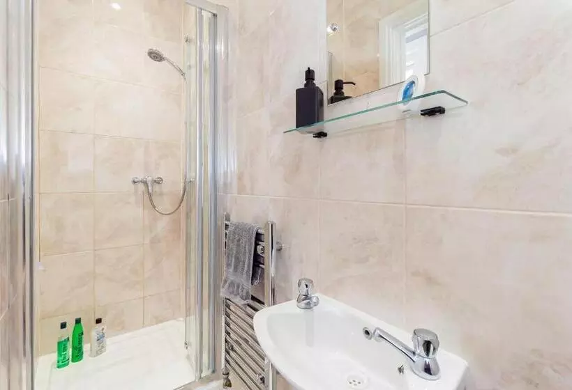 ペンション Shirley House 5, Guest House, Self Catering, Self Check In With Smart Locks, Use Of Fully Equipped K