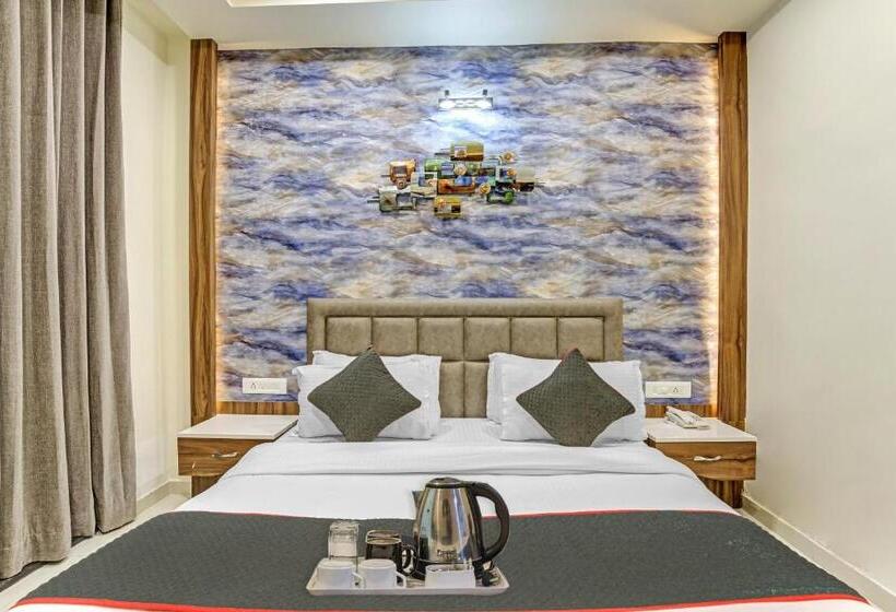 Townhouse 812 Hotel The Grand White