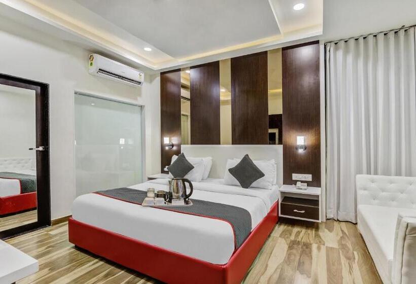 Townhouse 812 Hotel The Grand White