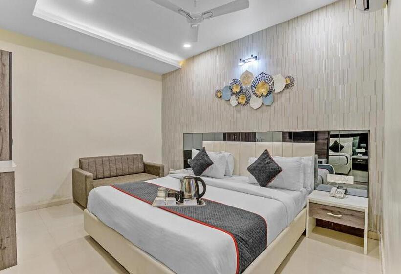 Townhouse 812 Hotel The Grand White