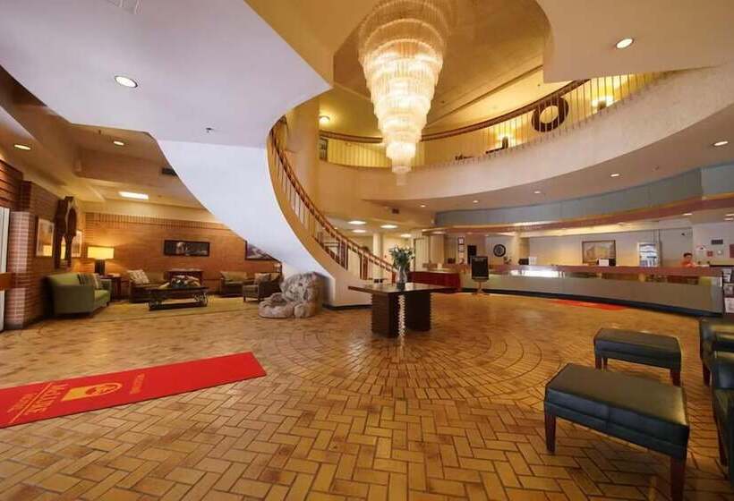هتل Mclure Inn And Suites