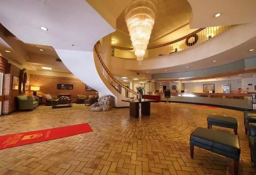 ホテル Mclure Inn And Suites