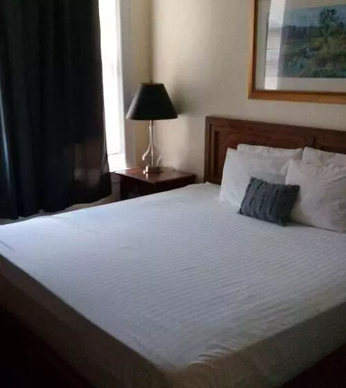 ホテル Mclure Inn And Suites