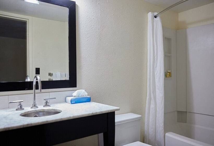 هتل Mclure Inn And Suites