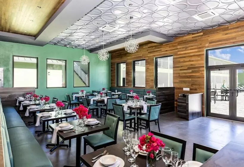 هتل Ocean Breeze Resort