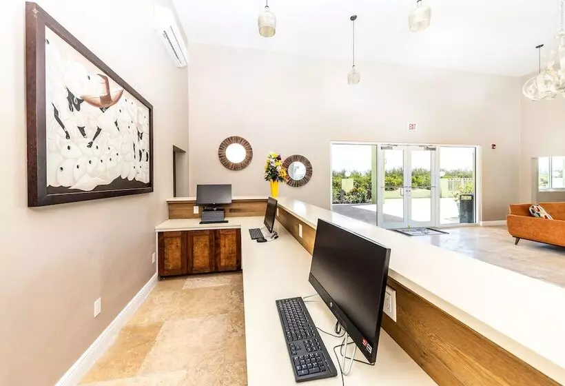 هتل Ocean Breeze Resort