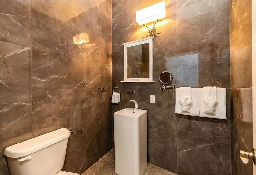 هتل Ocean Breeze Resort