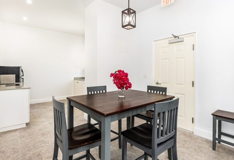 هتل Ocean Breeze Resort