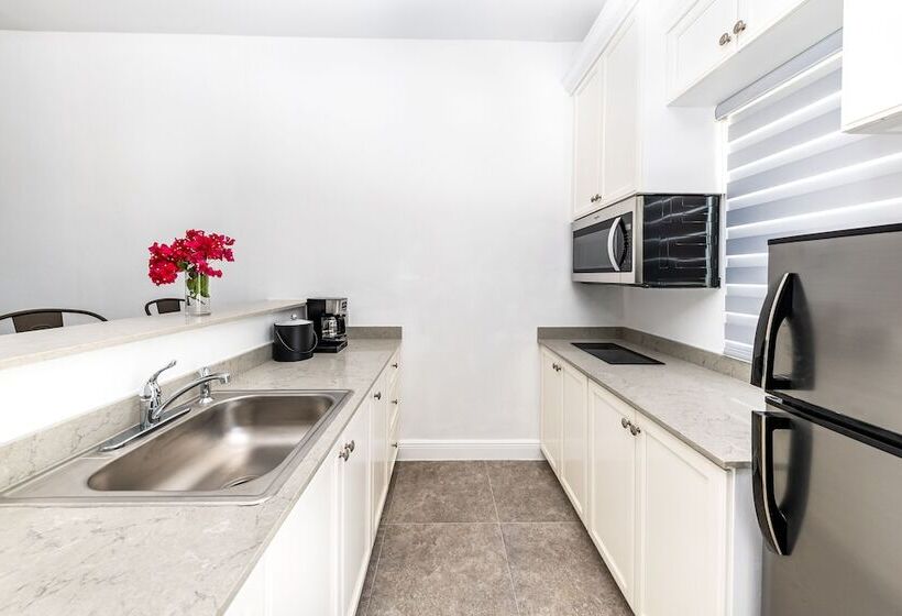 هتل Ocean Breeze Resort