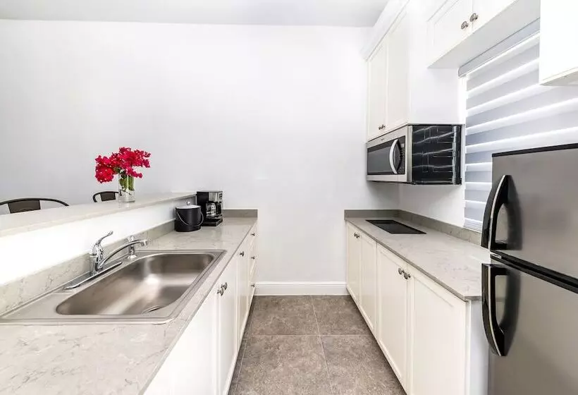 هتل Ocean Breeze Resort