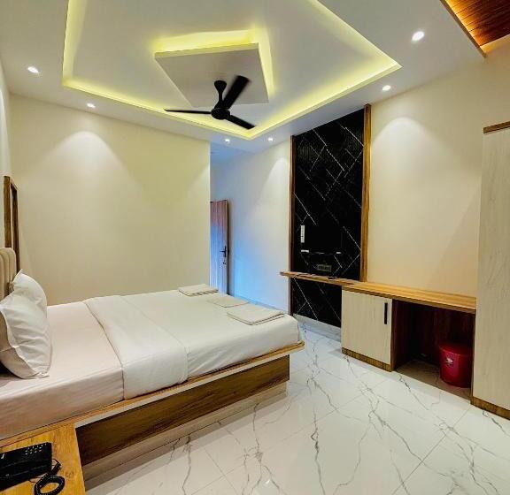 Отель The Breeze Valley